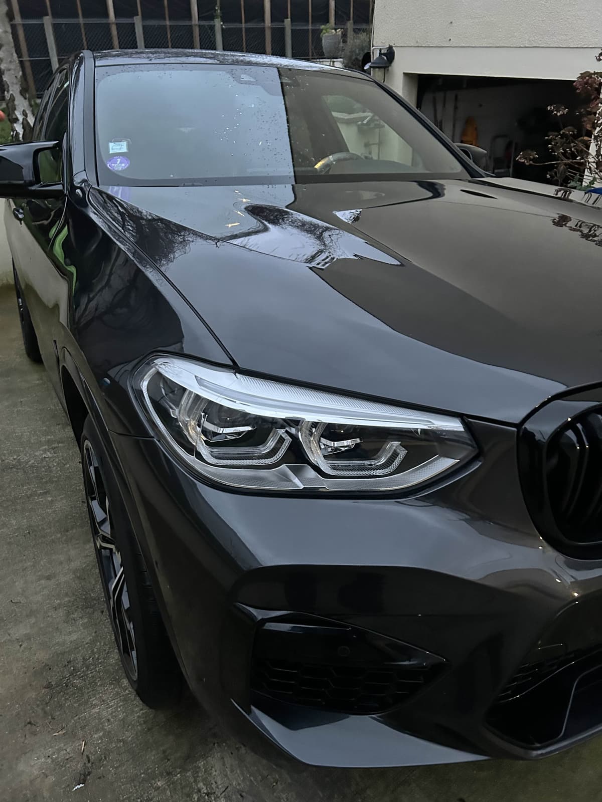 Carrosserie BMW X4 noire brillante après lavage extérieur complet par Nesfag Services