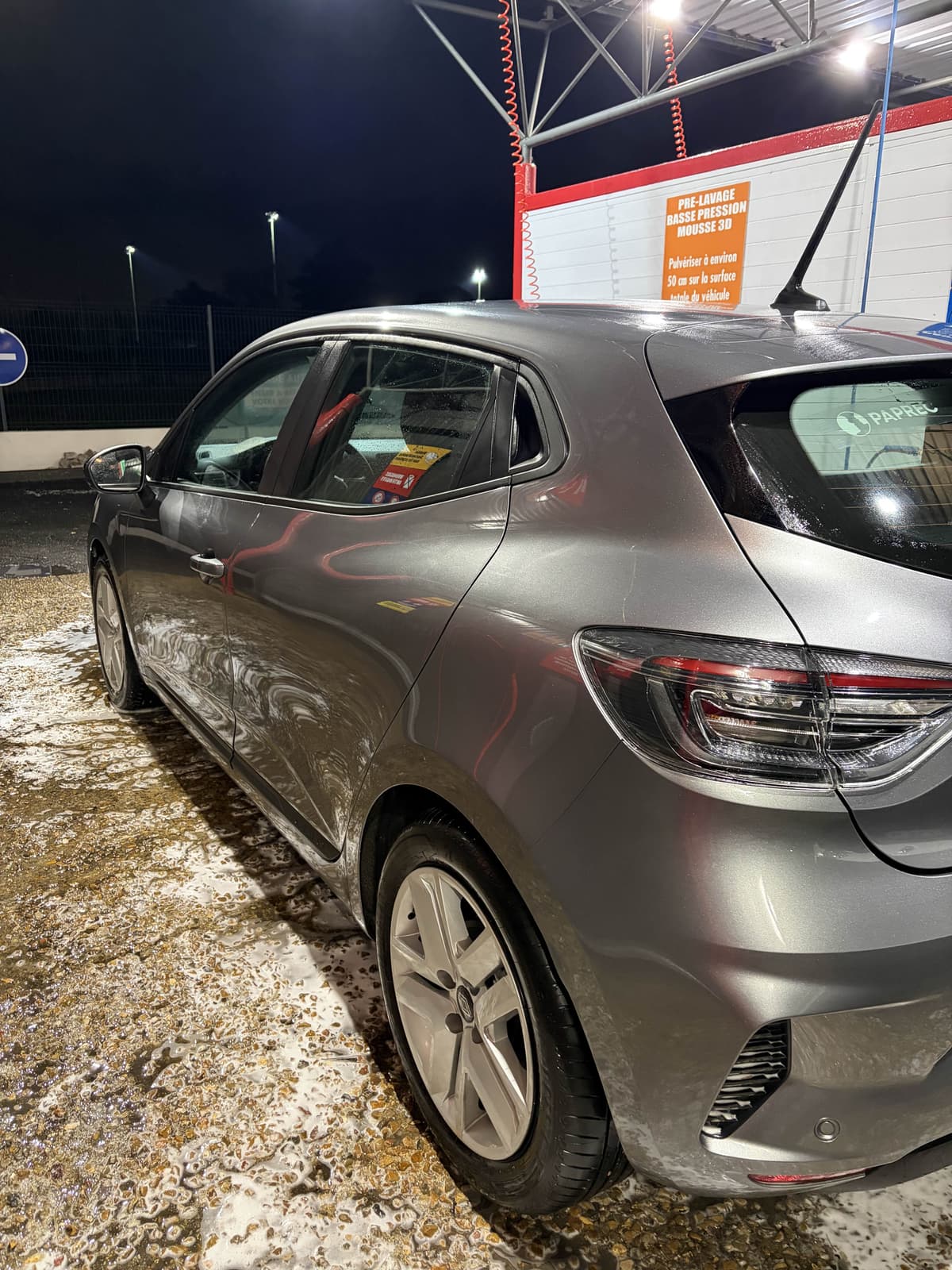 Renault Clio grise brillante après lavage extérieur de nuit par Nesfag Services