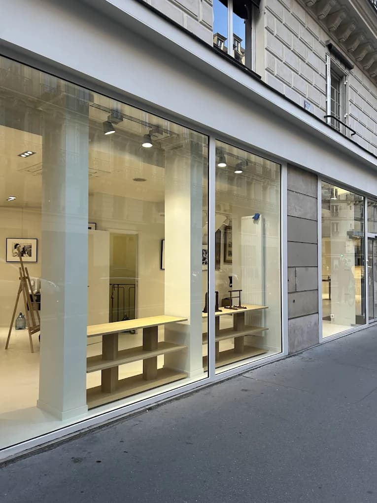 Devanture de commerce parisien nettoyée et remise en état par Nesfag Services