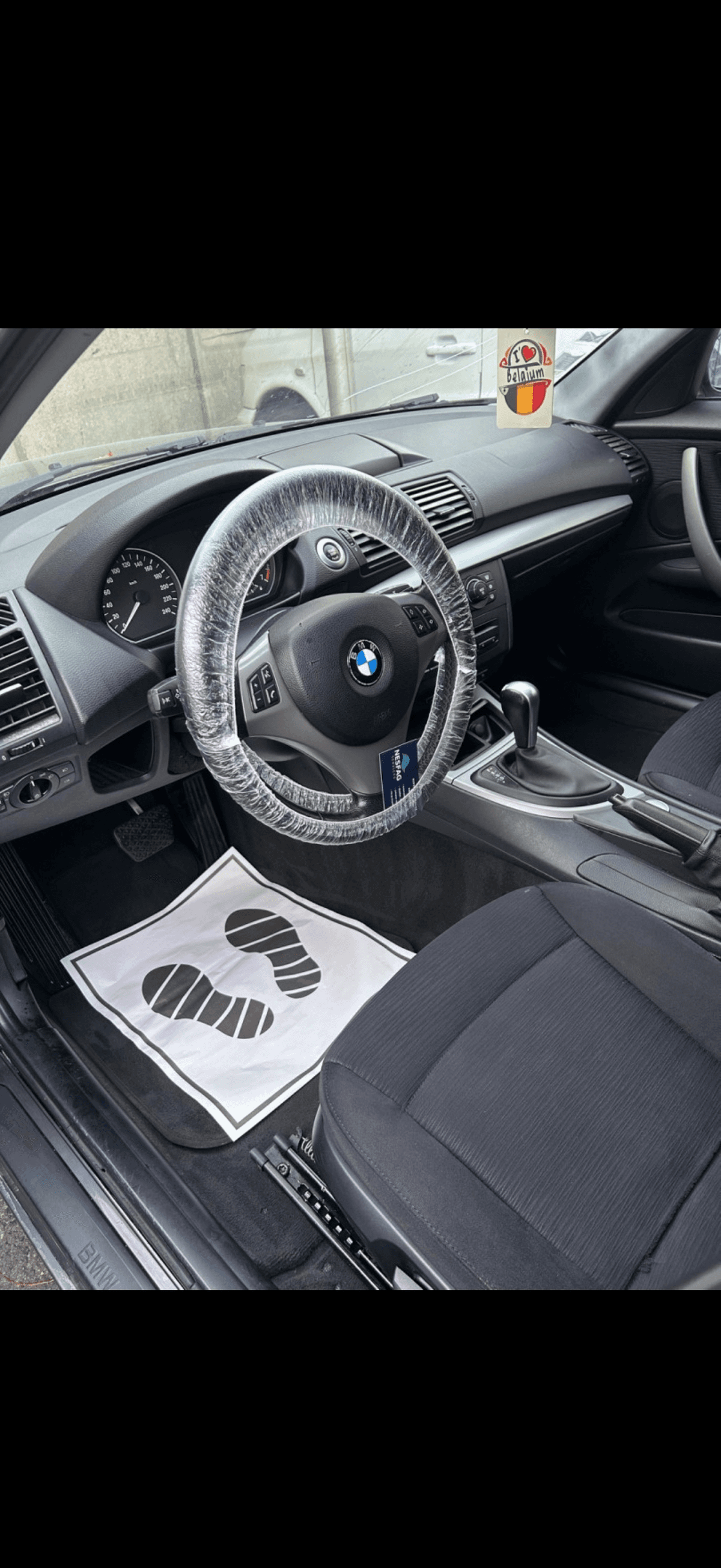 Intérieur d'une BMW Série 1 avec volant protégé et tapis jetable par Nesfag Services
