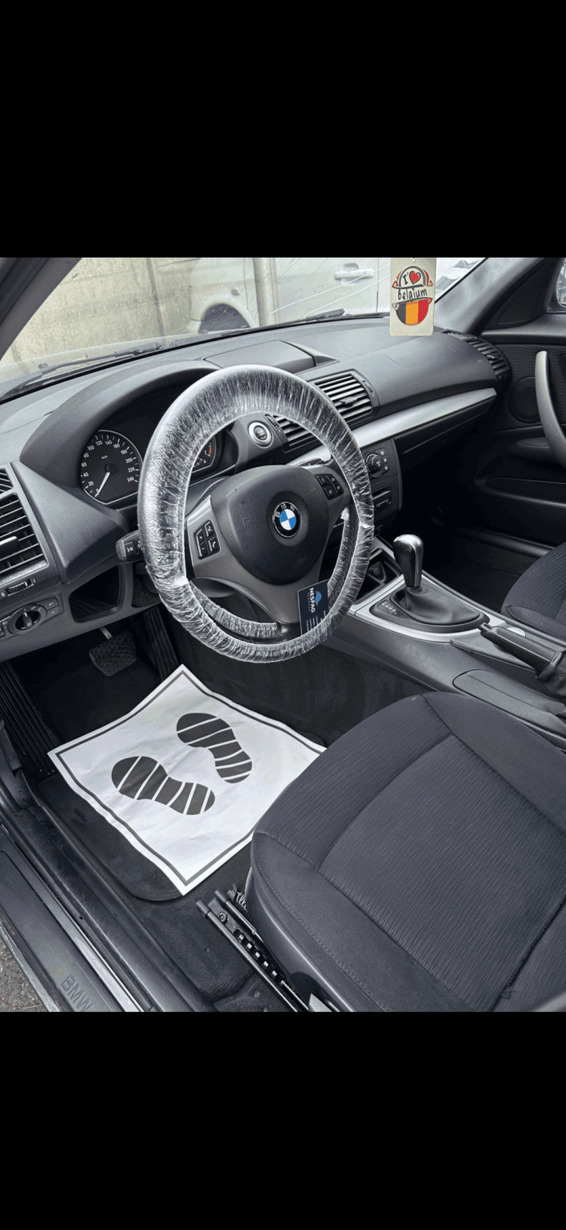 Intérieur d'une BMW Série 1 avec volant protégé et tapis jetable par Nesfag Services