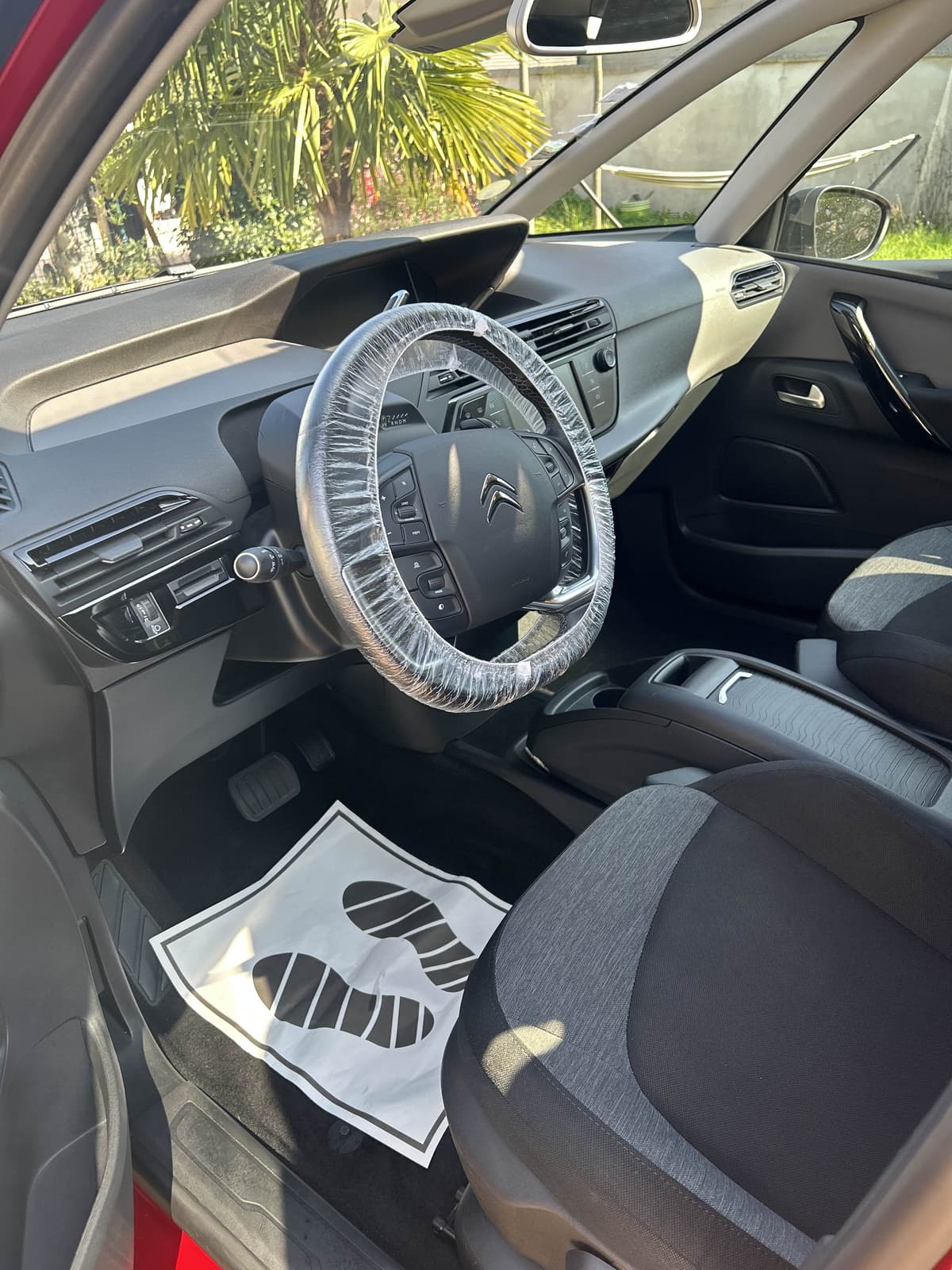 Nettoyage intérieur d'une Citroën C4 avec volant sous film et tapis protecteur par Nesfag Services