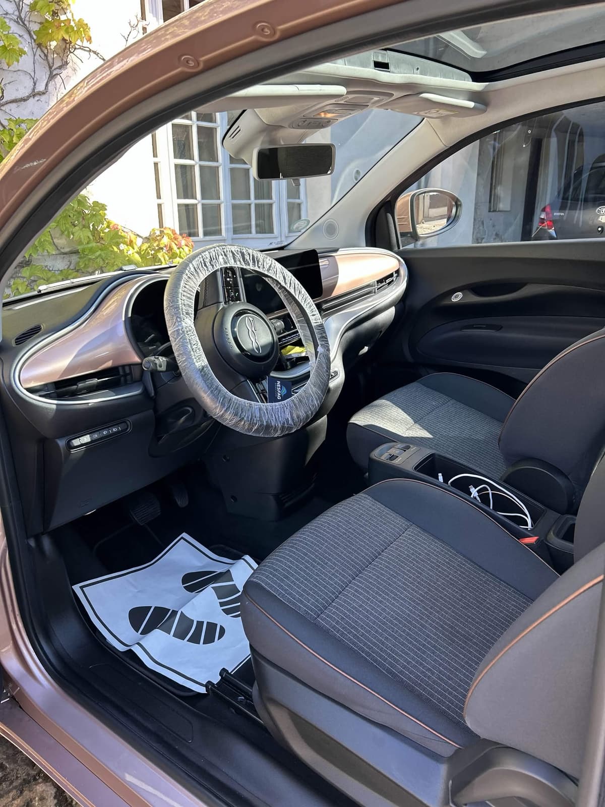 Intérieur d'une Fiat 500 nettoyé en profondeur par Nesfag Services en Île-de-France