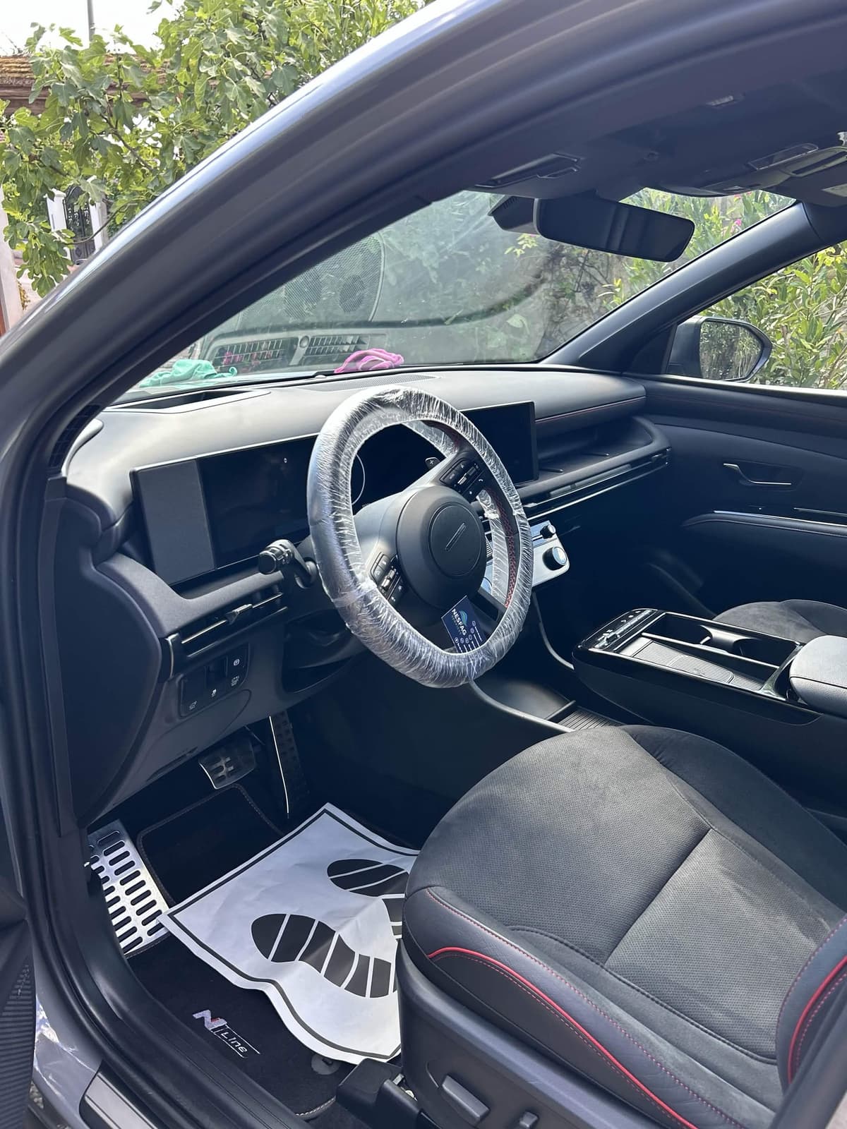 Intérieur d'une Hyundai Ioniq 5 N avec volant protégé et tapis jetable par Nesfag Services