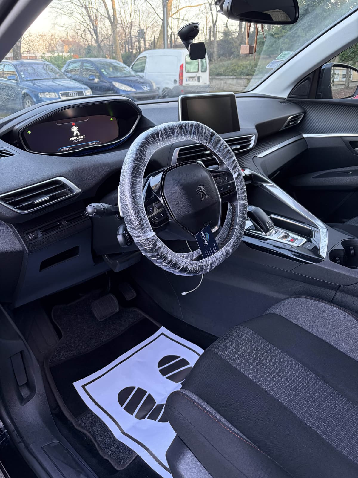 Nettoyage intérieur d'un SUV familial Peugeot 3008 avec protections, prestation Nesfag Services
