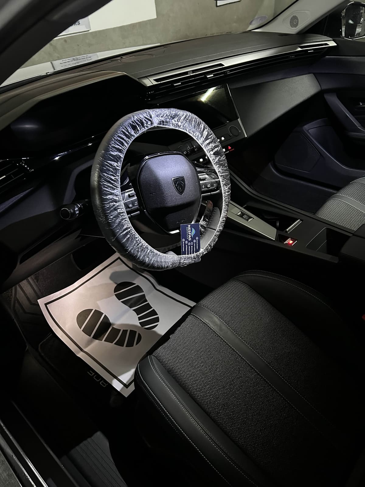 Nettoyage intérieur d'une Peugeot 508 berline premium par Nesfag Services Île-de-France