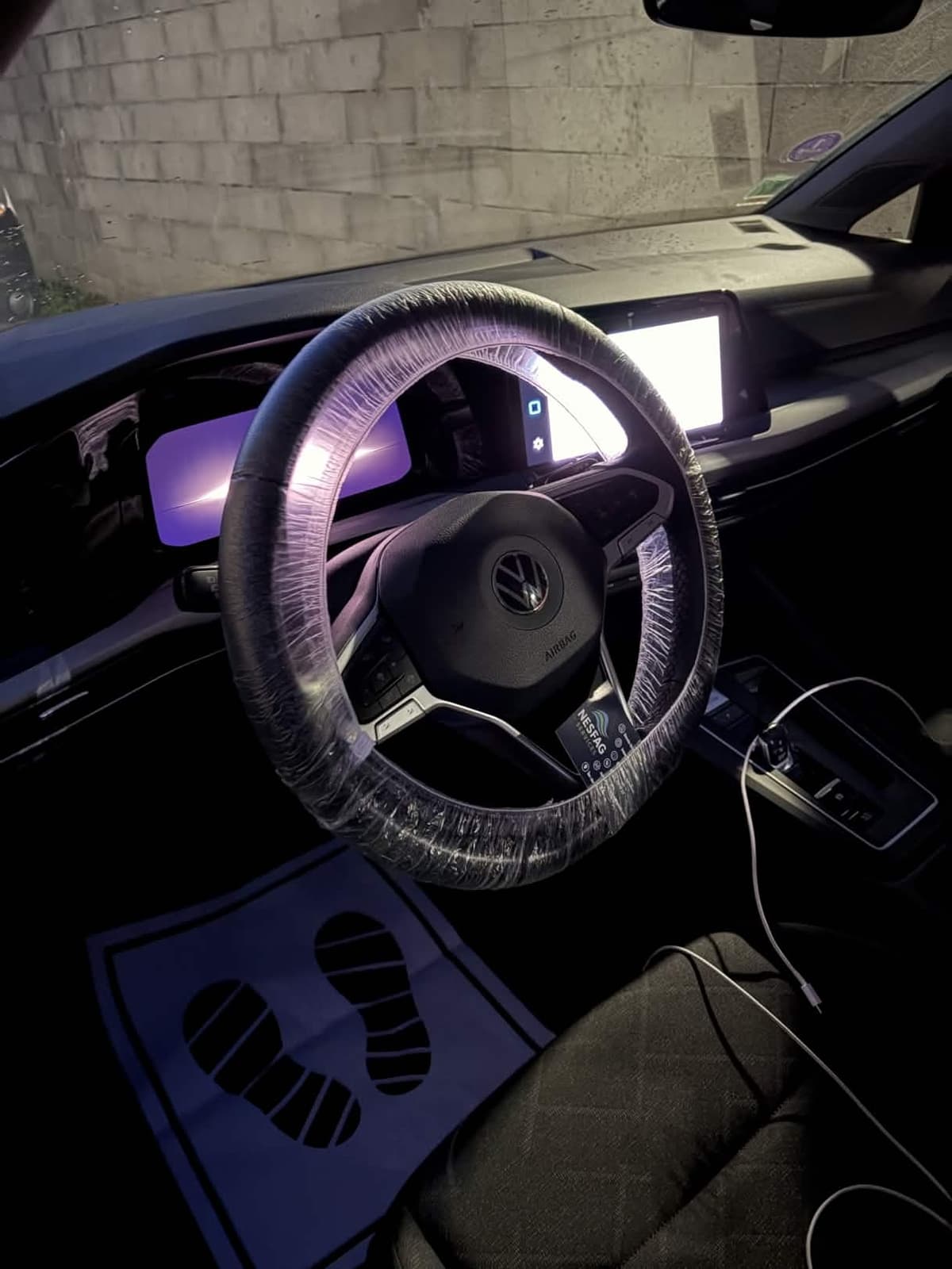 Volant et intérieur d'une Volkswagen Golf 8 protégés par Nesfag Services lors d'une prestation premium