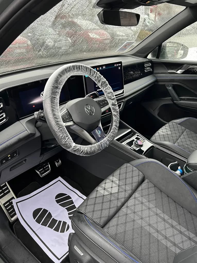 Intérieur d'un Volkswagen Touareg R-Line avec volant protégé et tapis jetable, prestation Nesfag Services
