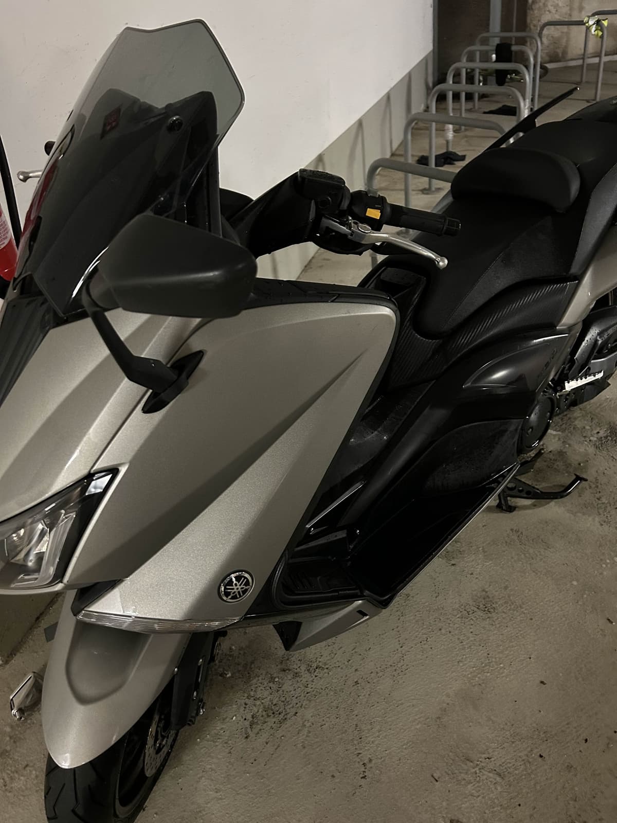 Nettoyage complet d'un scooter Yamaha TMAX par Nesfag Services en Île-de-France