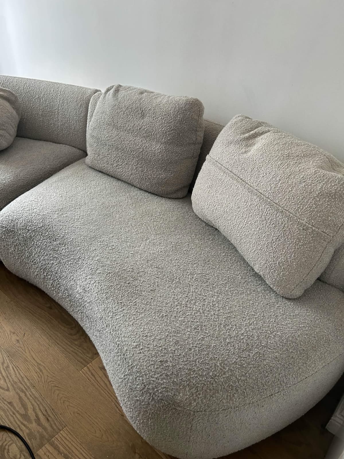 Canapé en tissu bouclé crème nettoyé en profondeur par Nesfag Services au domicile du client