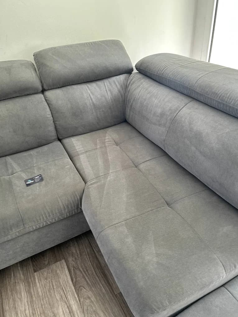Détail d'un canapé en tissu nettoyé en profondeur par Nesfag Services au domicile du client