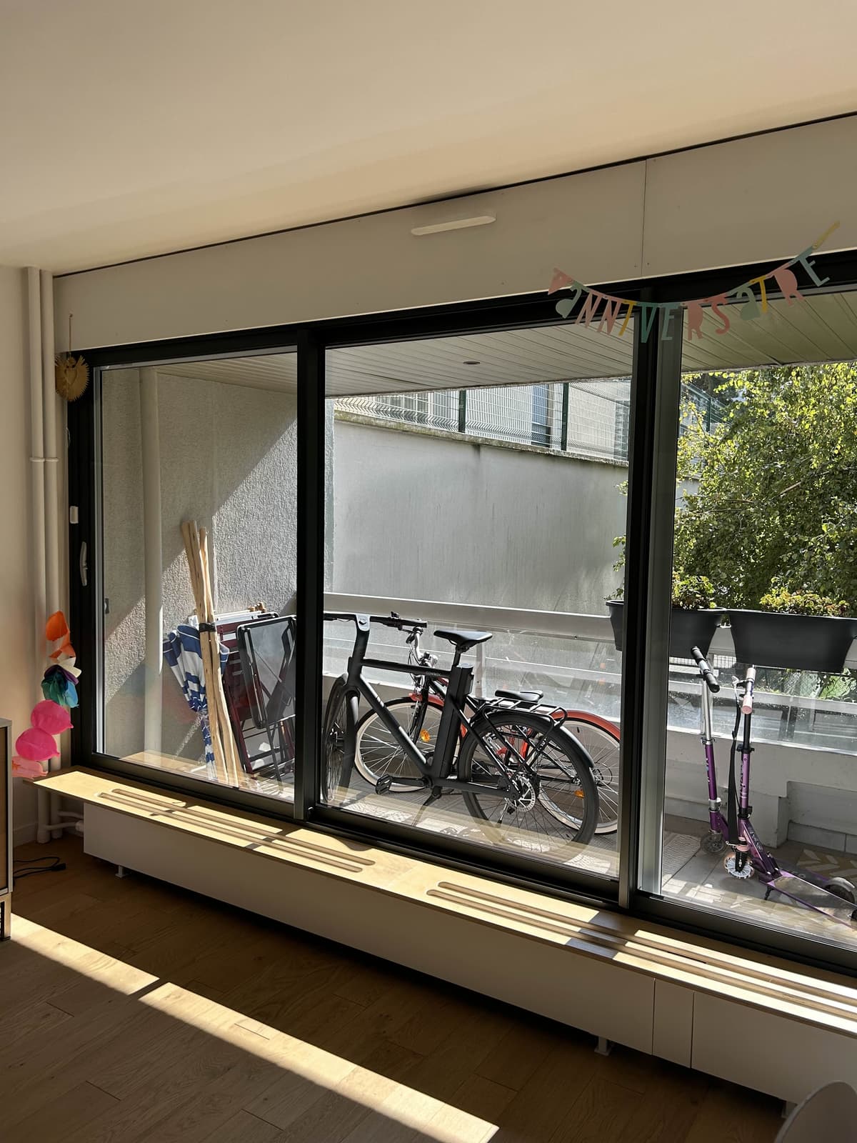 Baie vitrée trois panneaux lavée en profondeur par Nesfag Services dans un appartement francilien