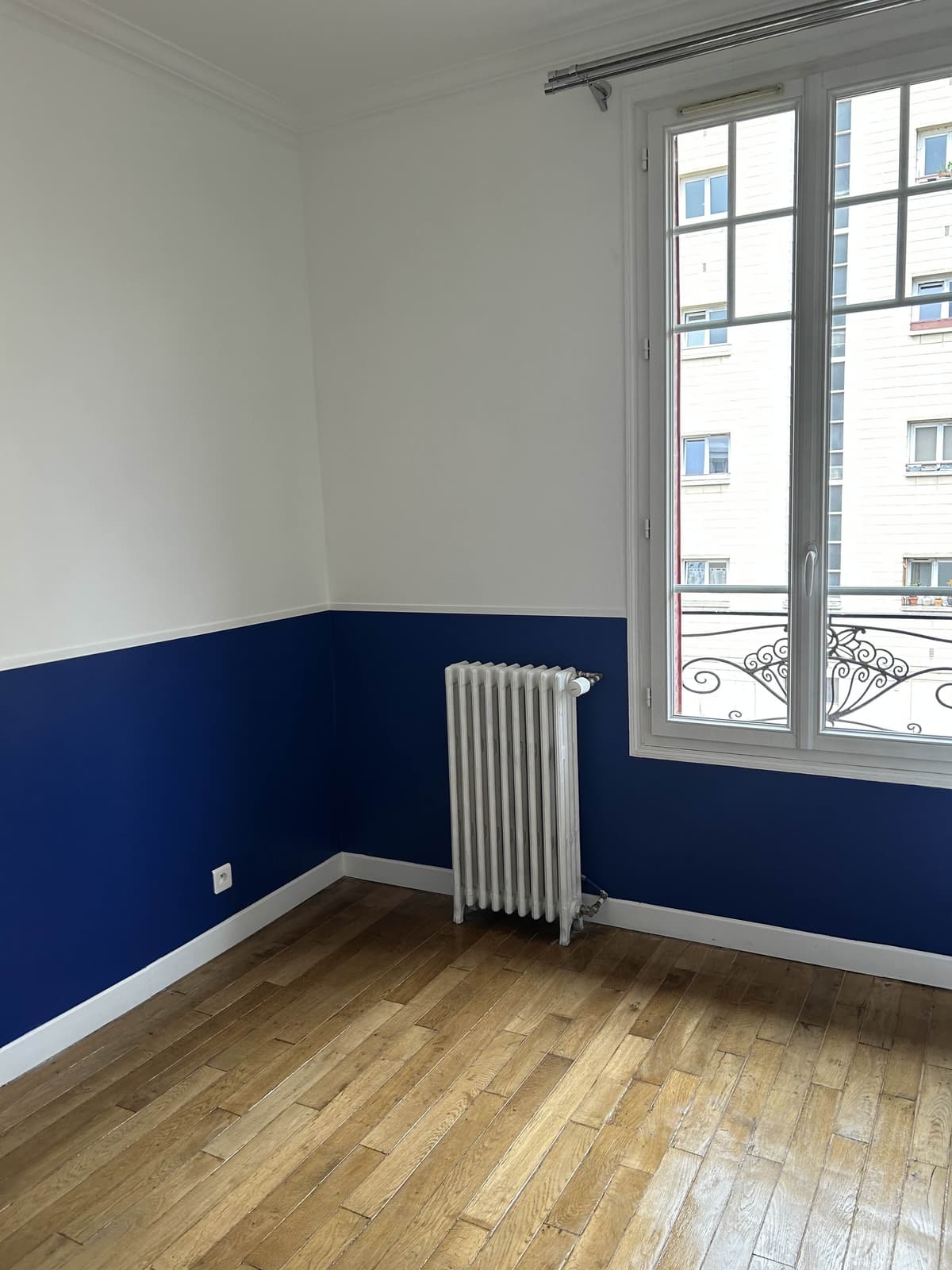 Chambre parisienne haussmannienne vide après remise en état par Nesfag Services
