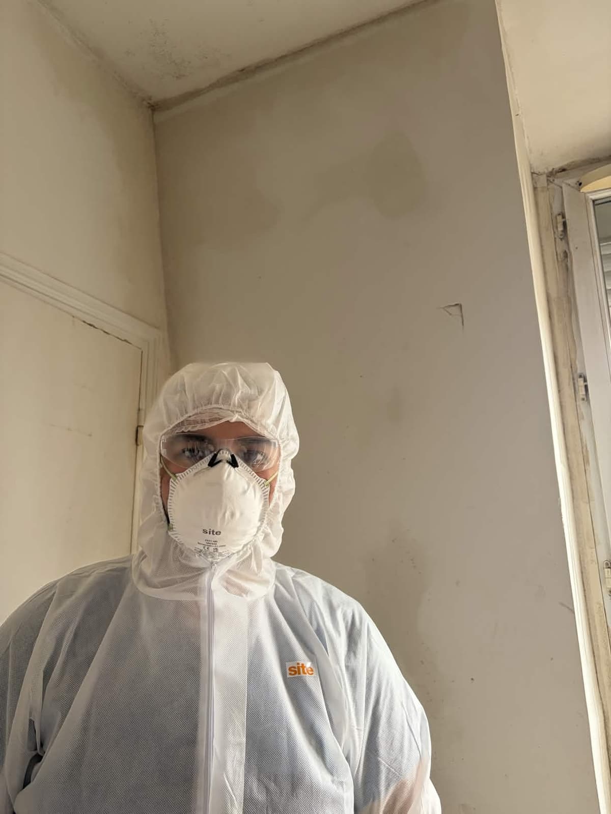 Technicien Nesfag Services en combinaison EPI intervenant sur un plafond moisi en Île-de-France
