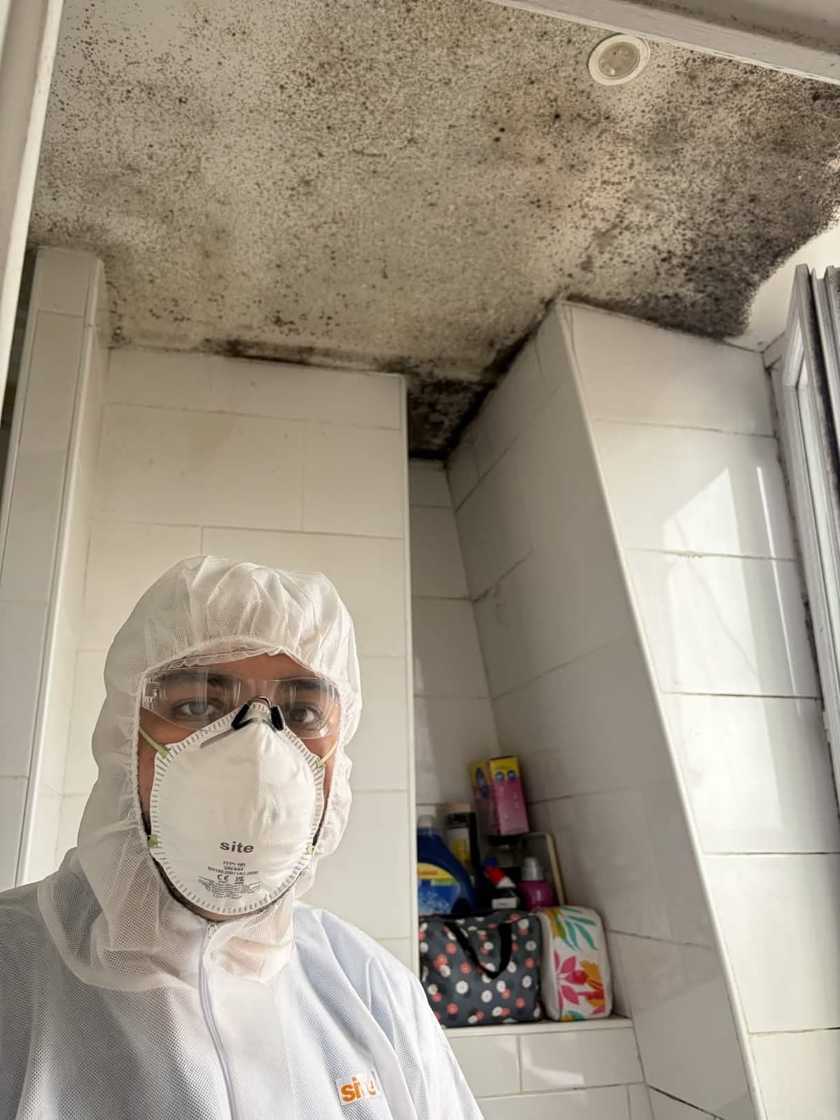 Technicien Nesfag Services en EPI complet devant un plafond fortement moisi en Île-de-France